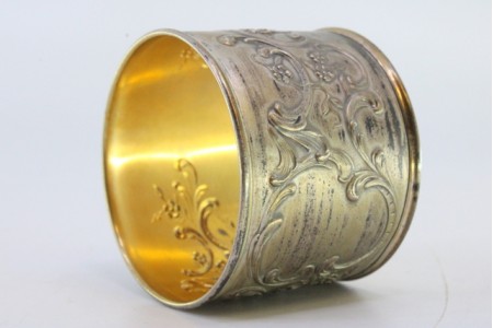  Argola de guardanapo em prata com relevos florais envolvendo cartela para monograma.